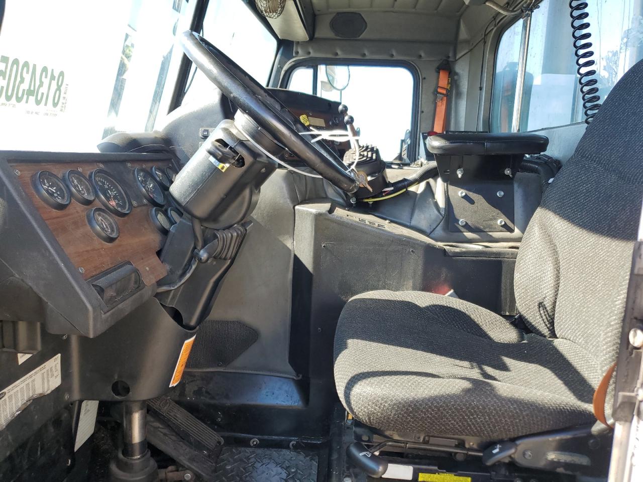 Peterbilt Tractor 320 Image 6