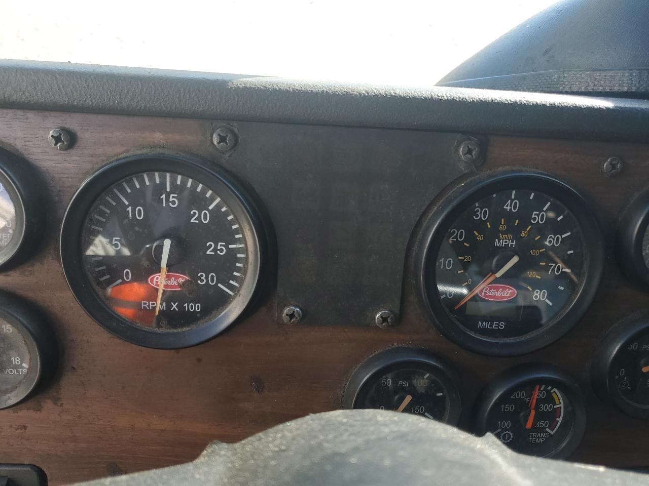 Peterbilt Tractor 320 Image 9