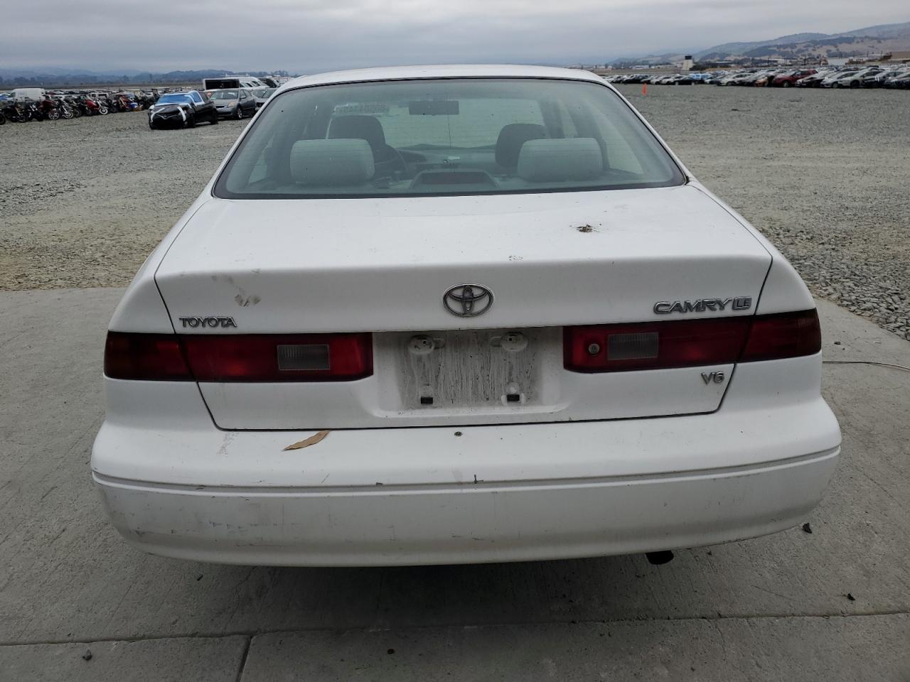 Toyota Camry Le Image 9