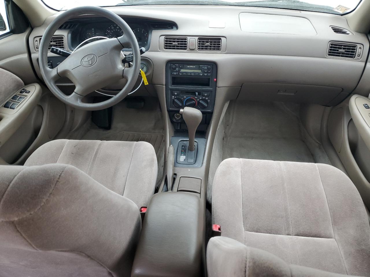 Toyota Camry Le Image 6