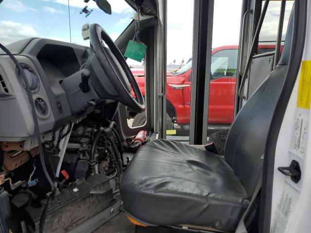 Ford Econoline E450 Super Duty Cutaway Van Image 12