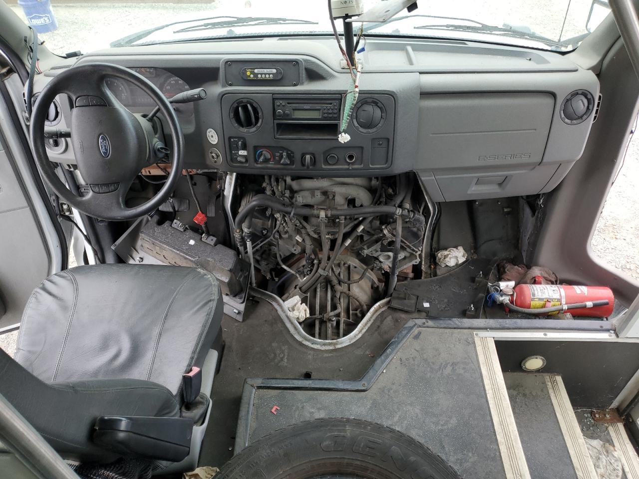 Ford Econoline E450 Super Duty Cutaway Van Image 2