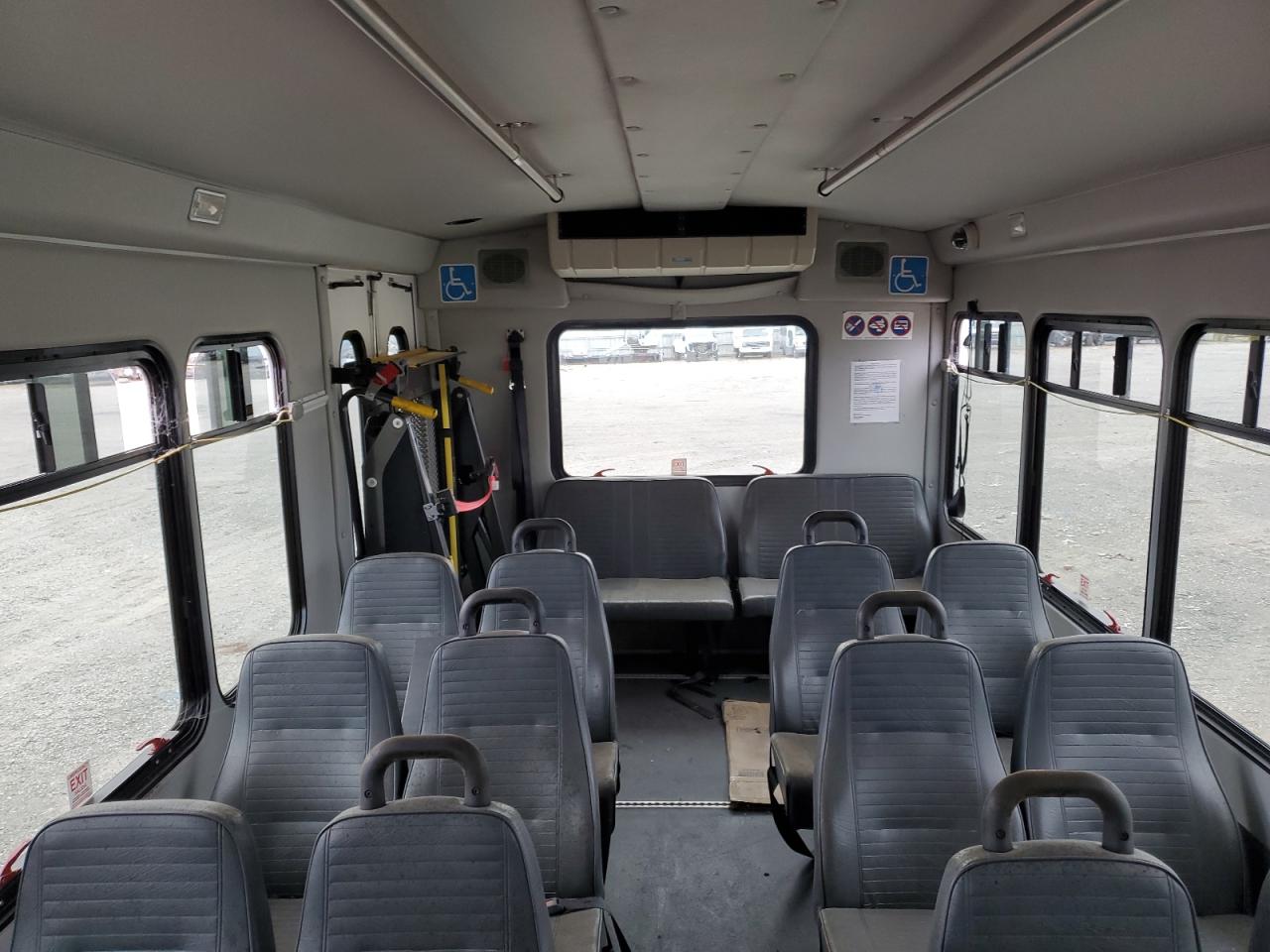 Ford Econoline E450 Super Duty Cutaway Van Image 10