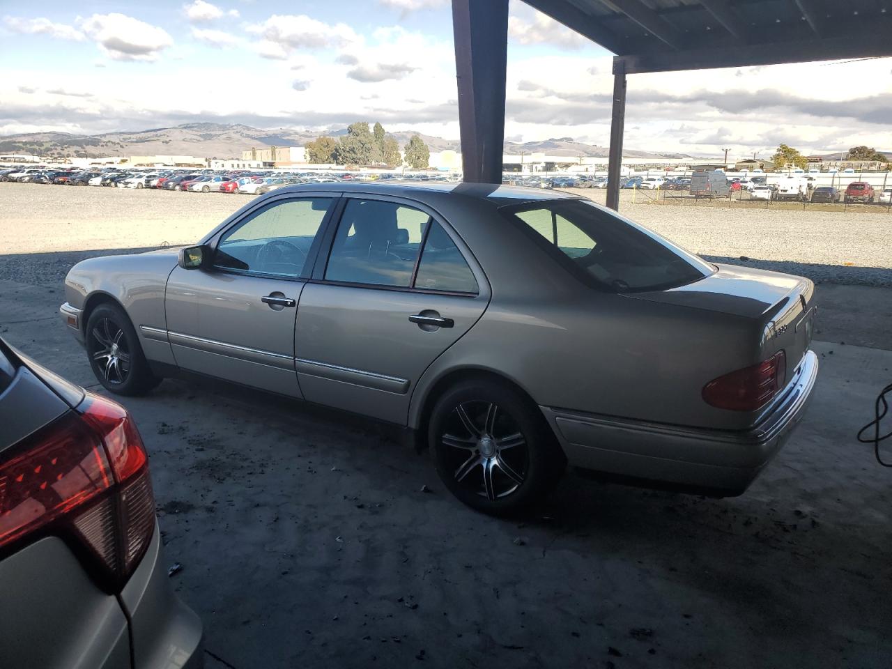 Mercedes-Benz E-Class 320 Image 4