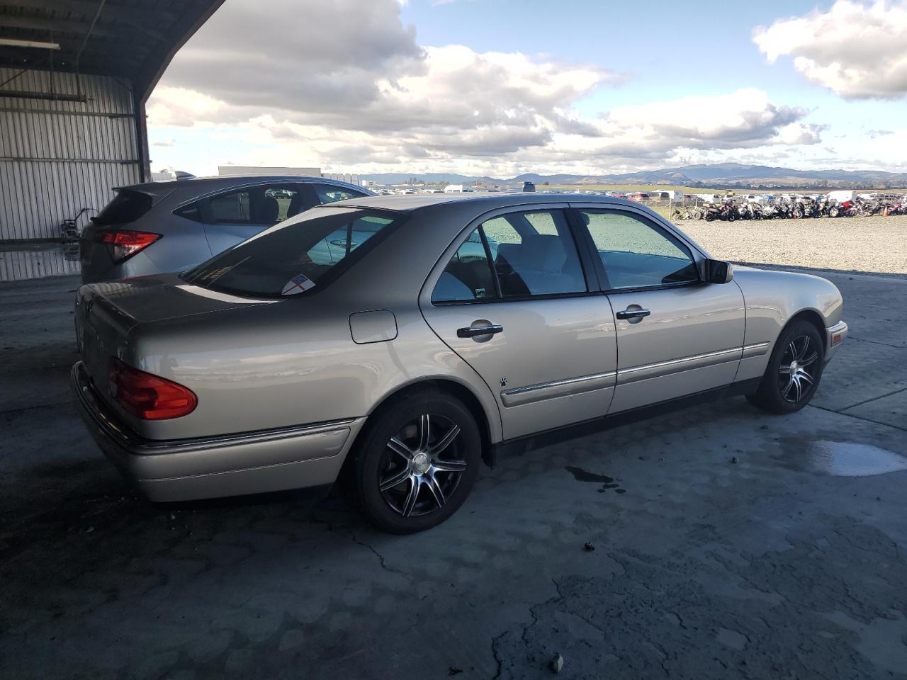 Mercedes-Benz E-Class 320 Image 3