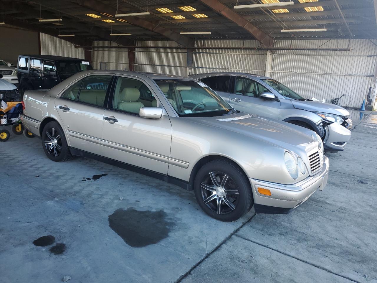 Mercedes-Benz E-Class 320 Image 2