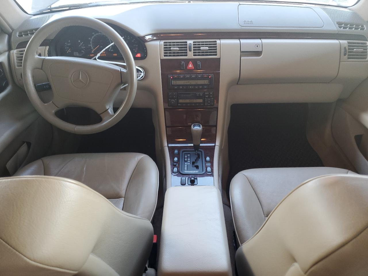 Mercedes-Benz E-Class 320 Image 9