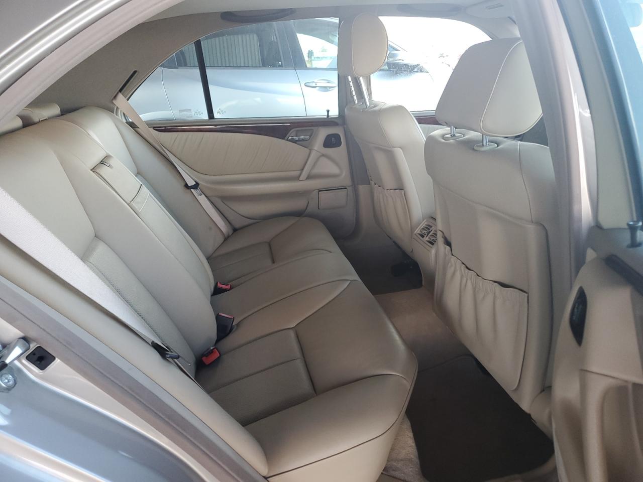 Mercedes-Benz E-Class 320 Image 8