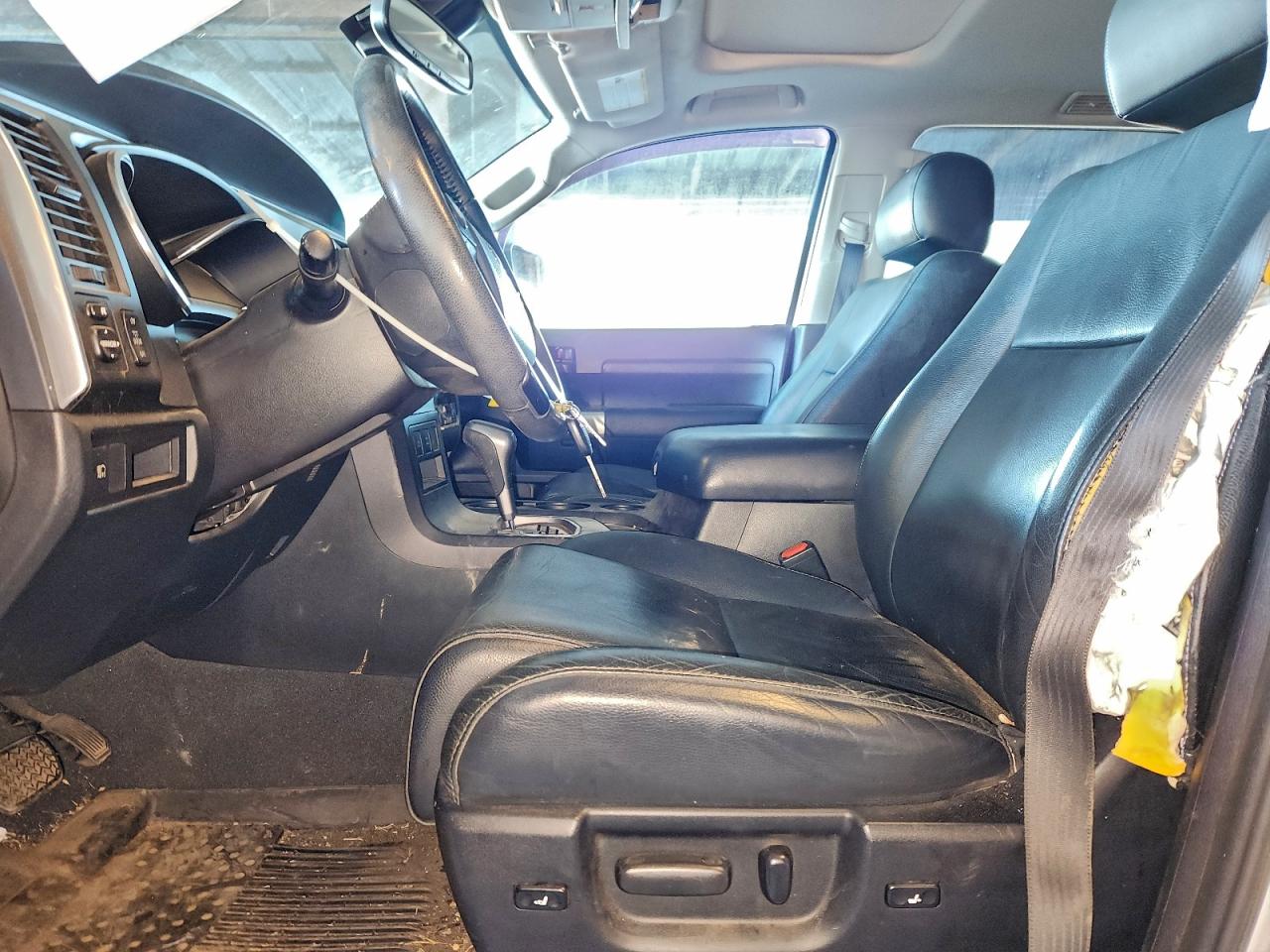 Toyota Sequoia Sr5 Image 8