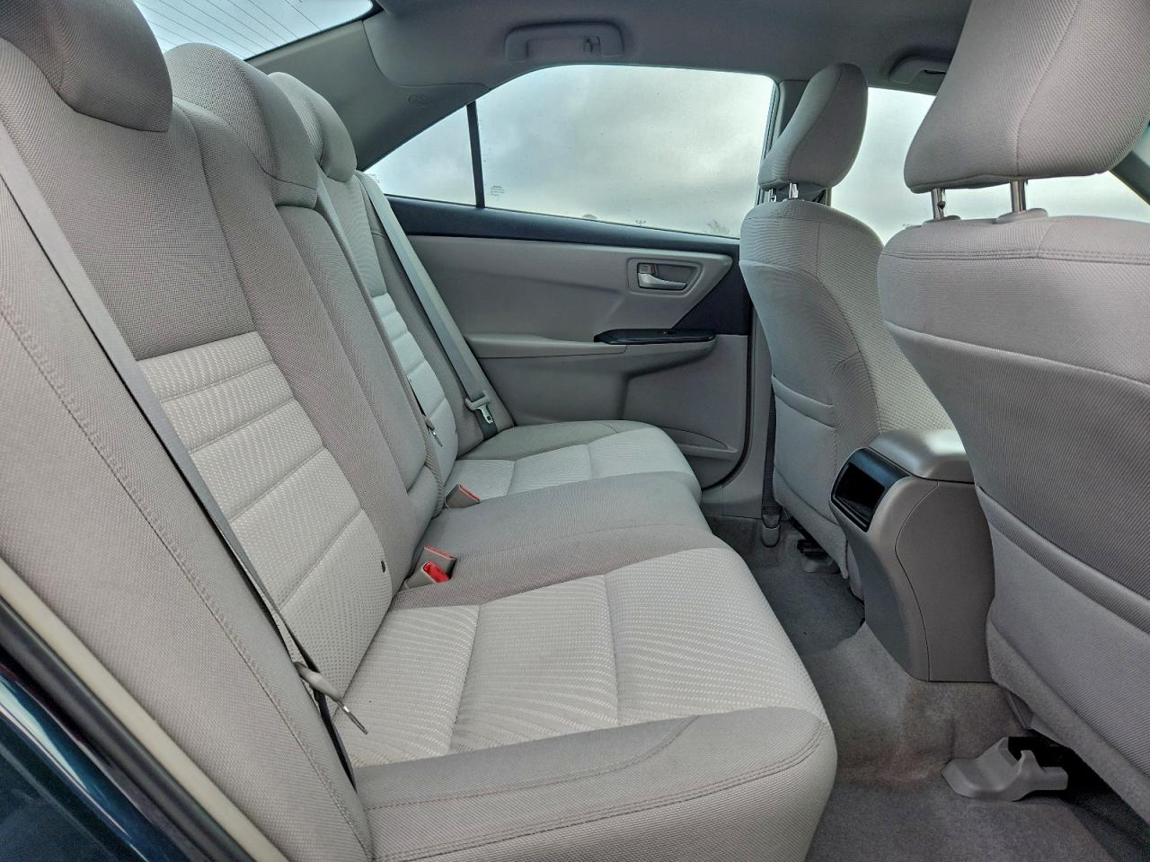 Toyota Camry Le Image 5