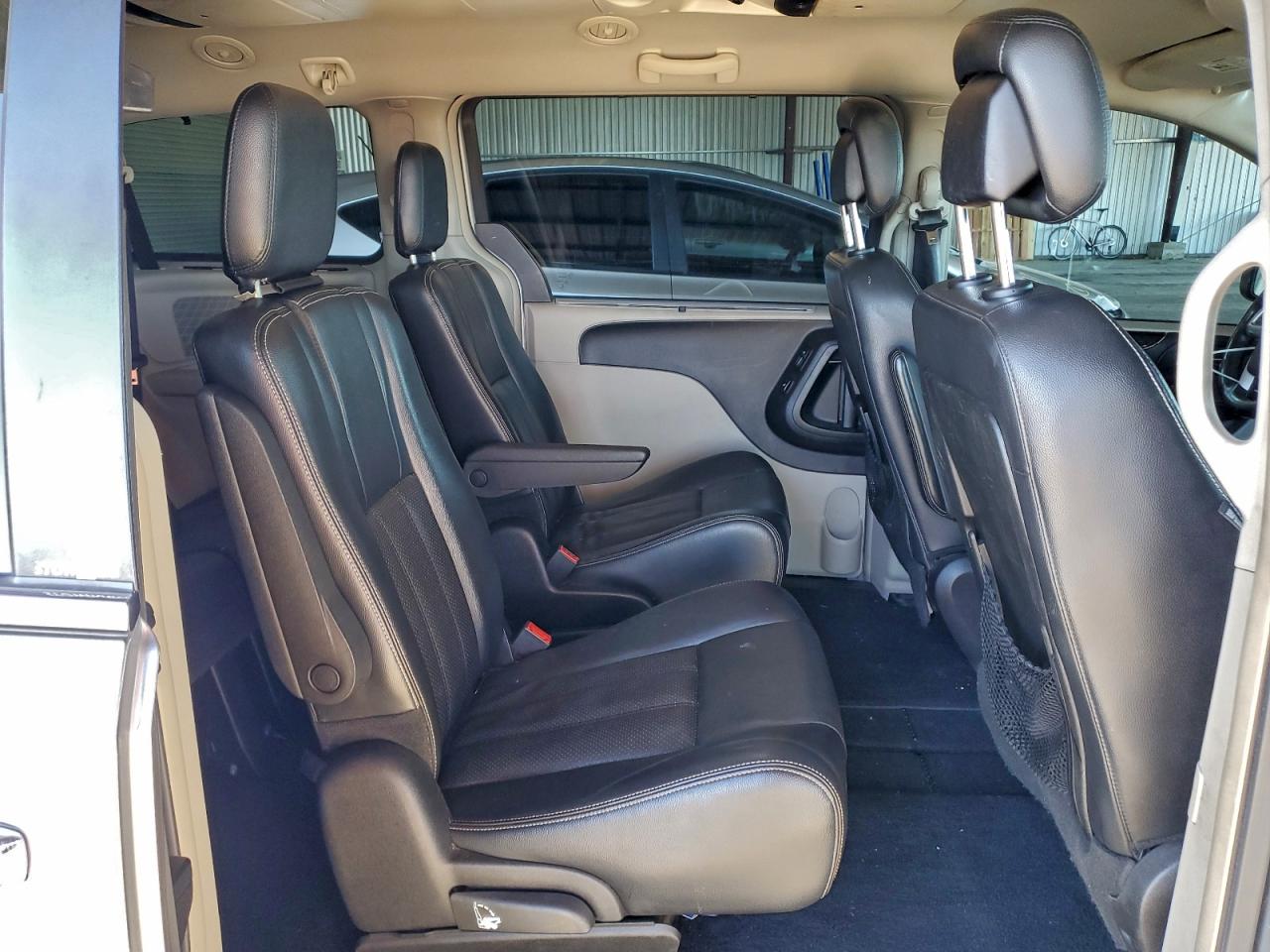 Chrysler Minivan Touring L Image 7