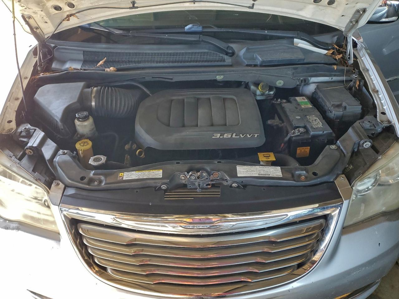 Chrysler Minivan Touring L Image 10