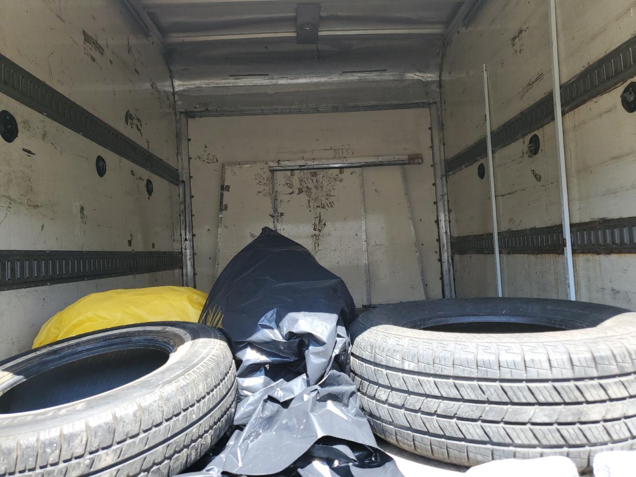 Ford Econoline E350 Super Duty Cutaway Van Image 11