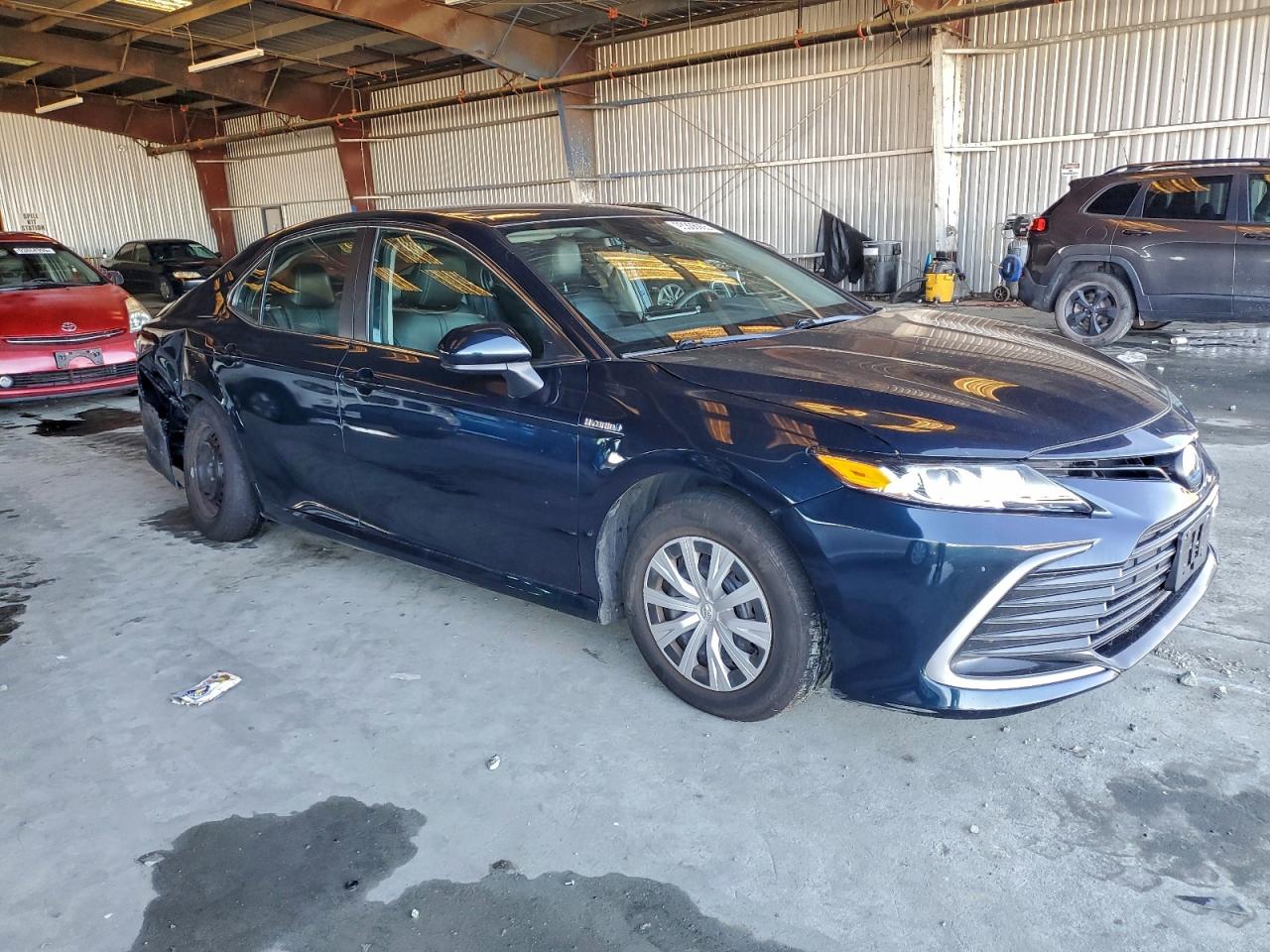 Toyota Camry Le Image 8