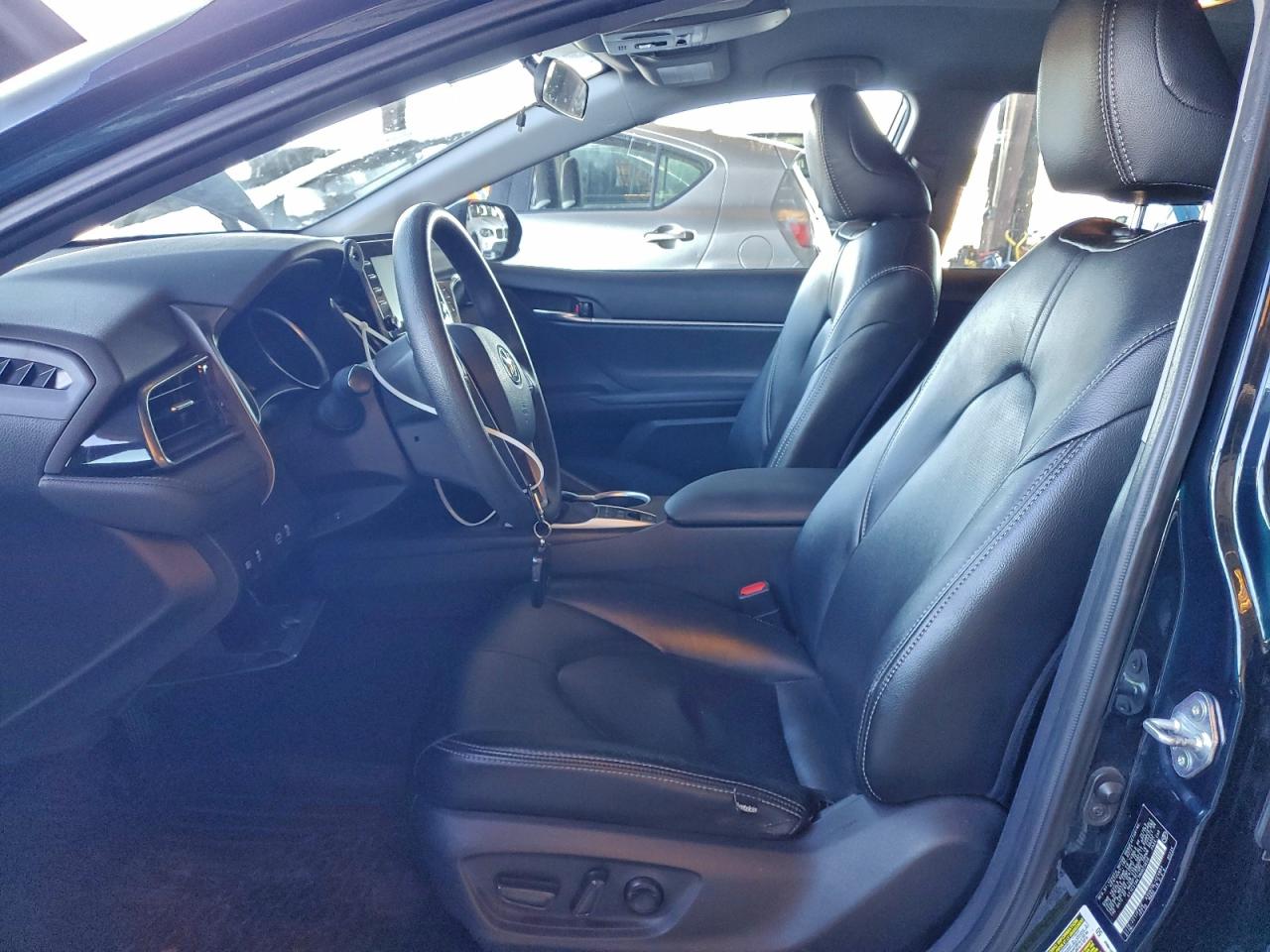 Toyota Camry Le Image 11