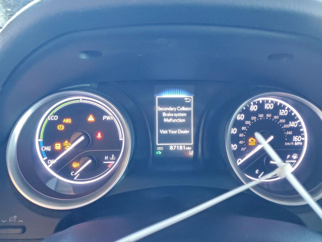 Toyota Camry Le Image 10