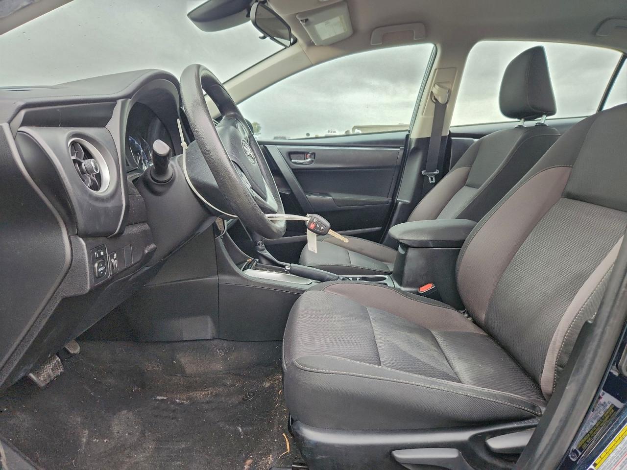 Toyota Corolla L Image 8