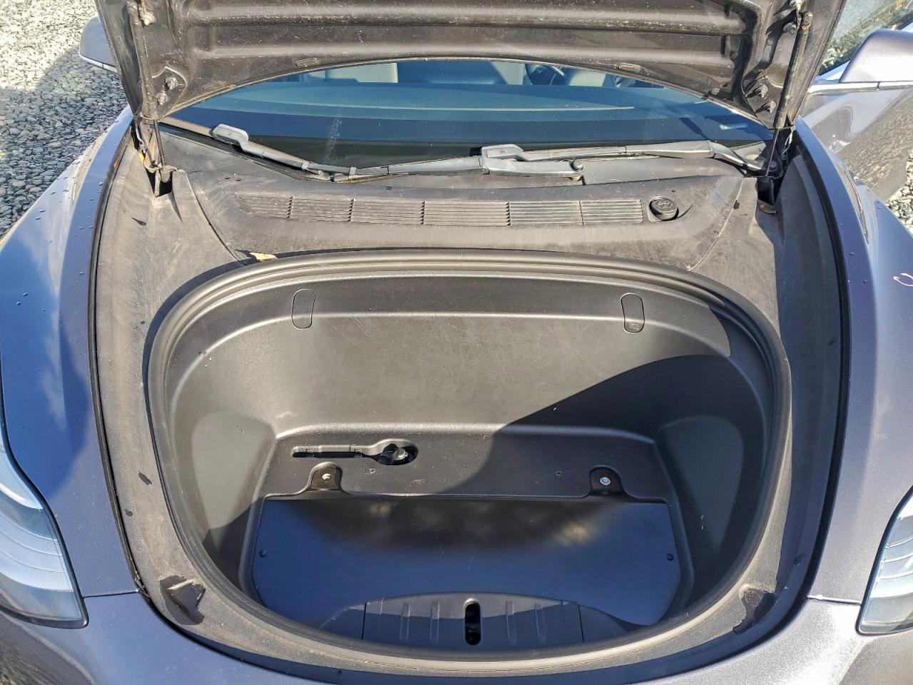 Tesla Model 3 Image 9