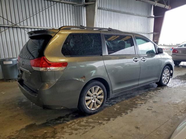 Toyota Sienna Xle Image 3