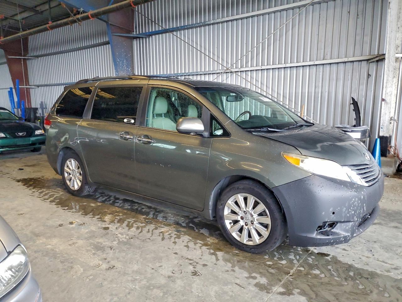 Toyota Sienna Xle Image 2