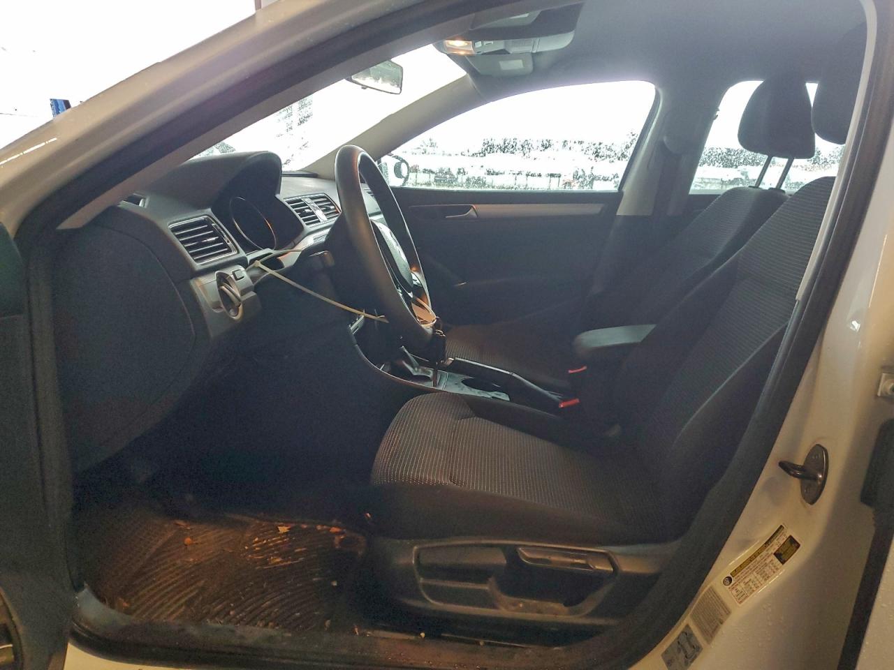 Volkswagen Passat S Image 6