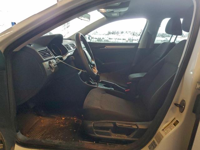 Volkswagen Passat S Image 6