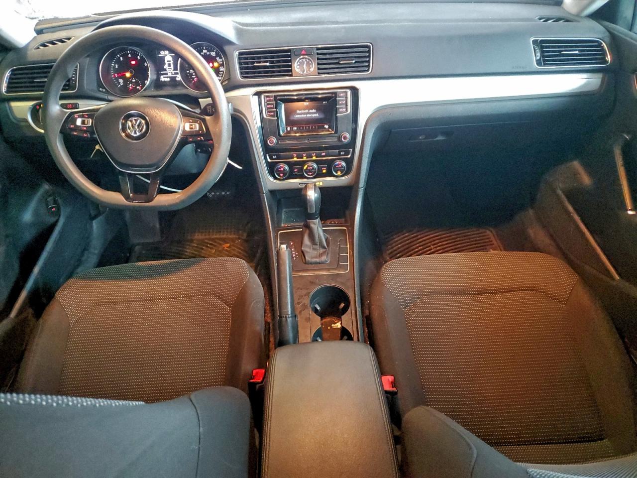 Volkswagen Passat S Image 9