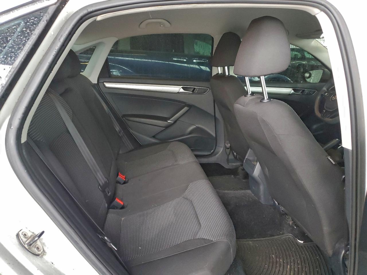 Volkswagen Passat S Image 8