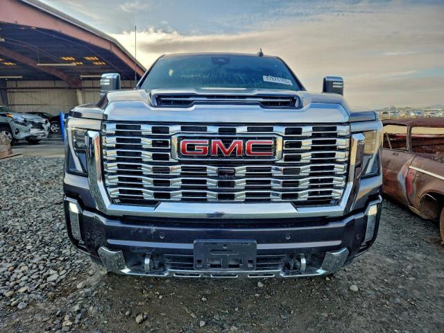 GMC Sierra K2500 Denali Image 4