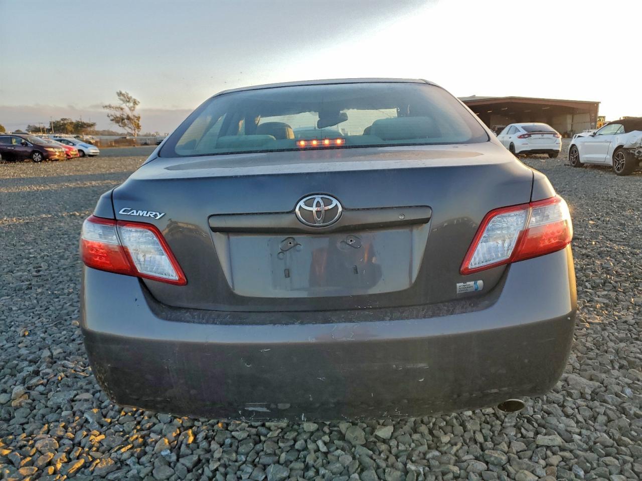 Toyota Camry Hybrid Image 3