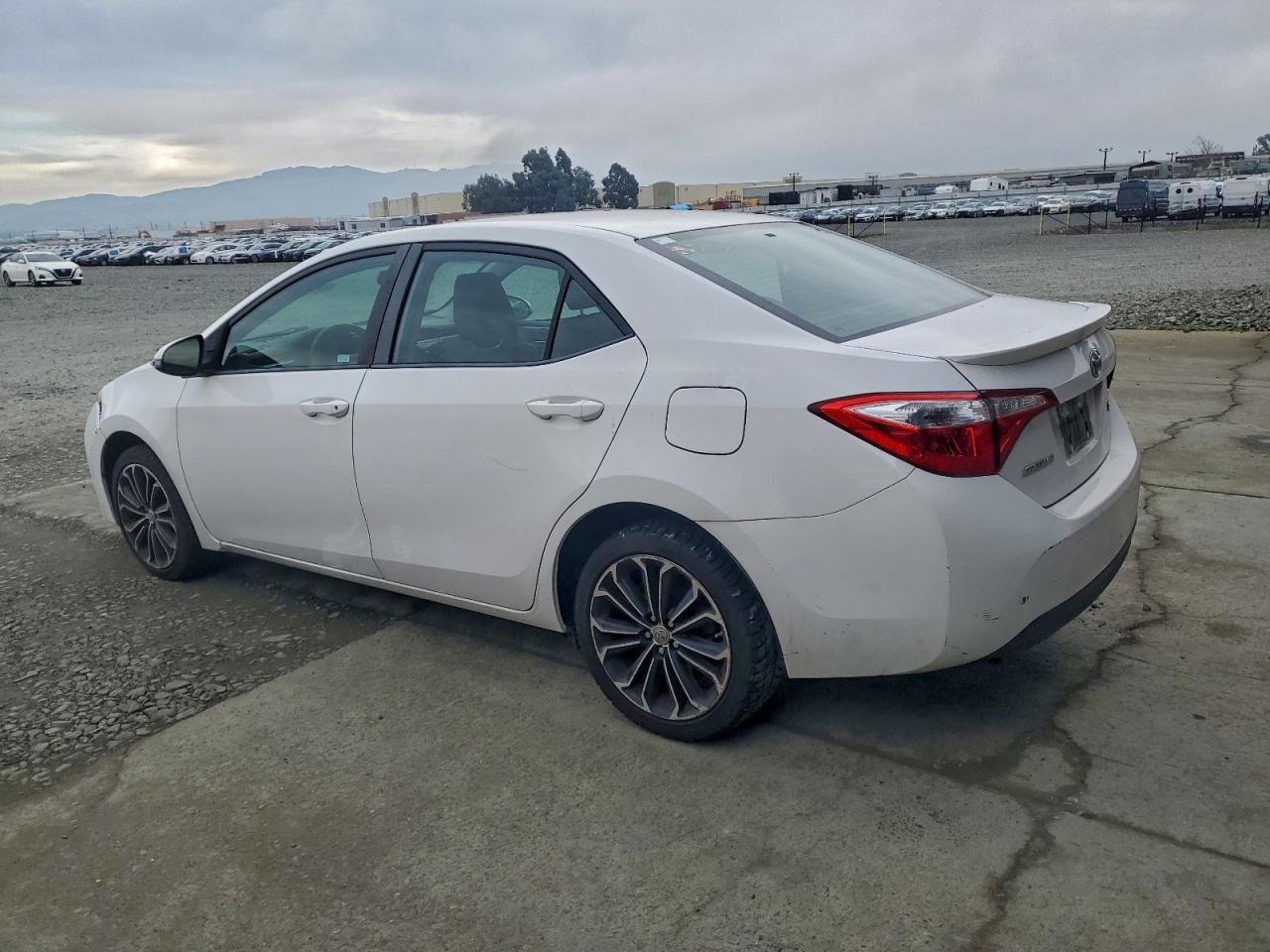 Toyota Corolla L Image 2