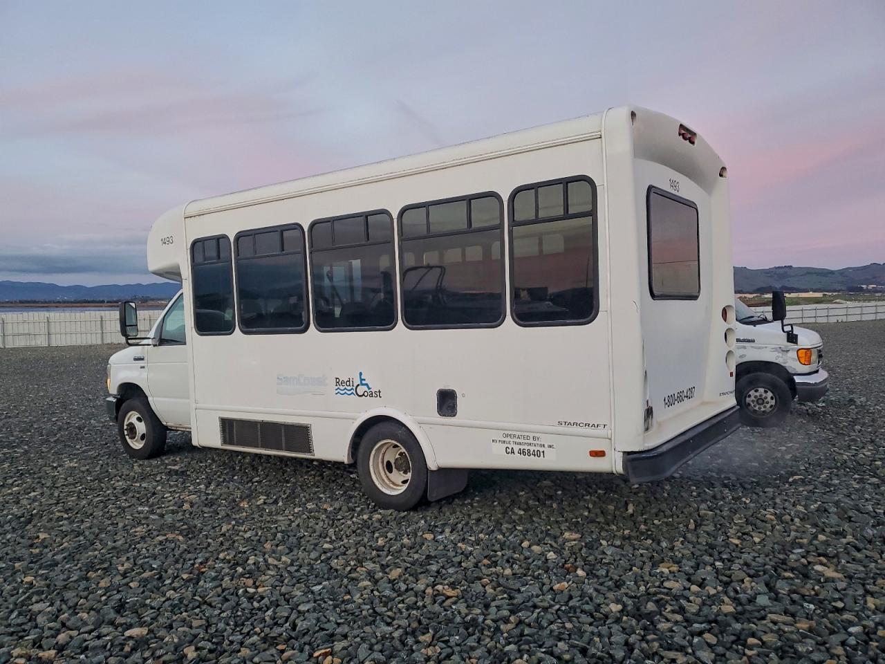 Ford Econoline E350 Super Duty Cutaway Van Image 2