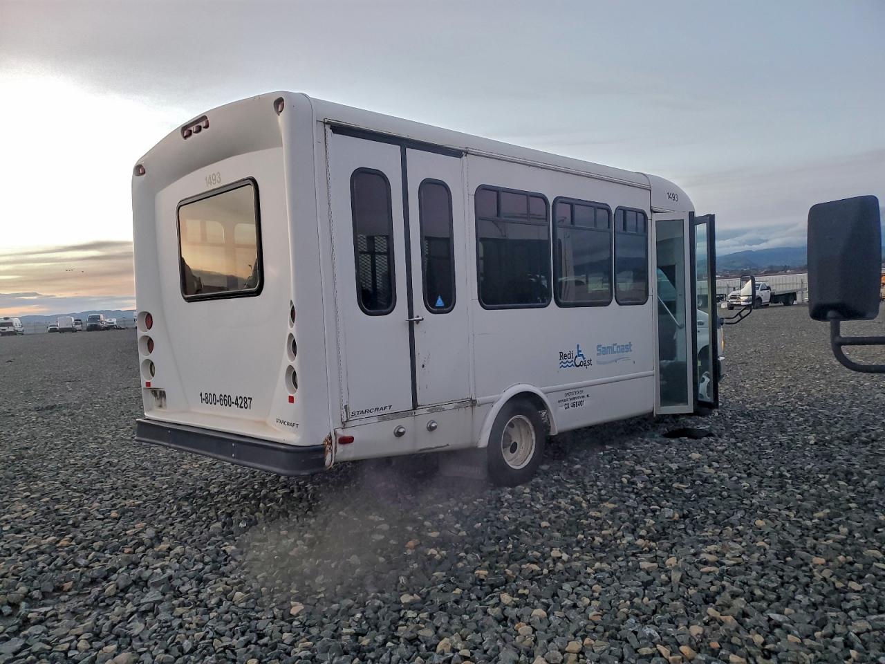 Ford Econoline E350 Super Duty Cutaway Van Image 6