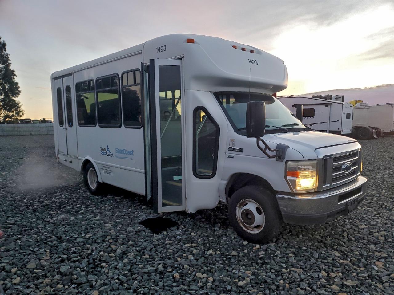 Ford Econoline E350 Super Duty Cutaway Van Image 5
