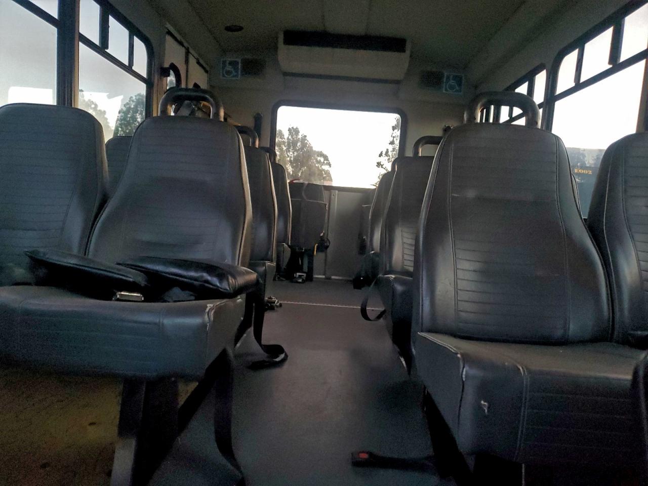 Ford Econoline E350 Super Duty Cutaway Van Image 7