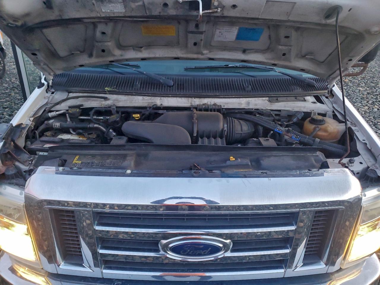 Ford Econoline E350 Super Duty Cutaway Van Image 11