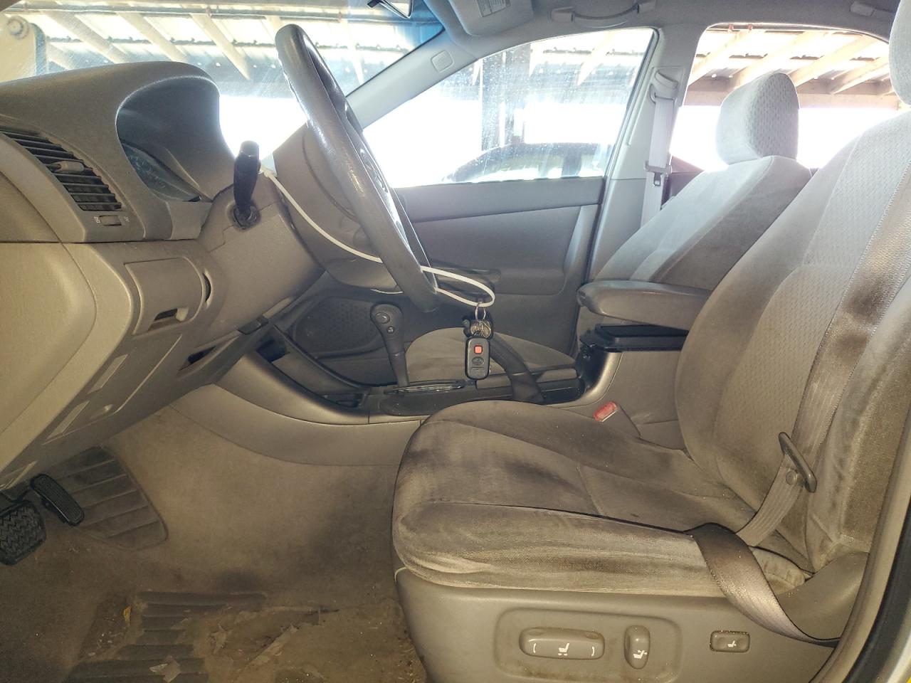 Toyota Camry Le Image 5