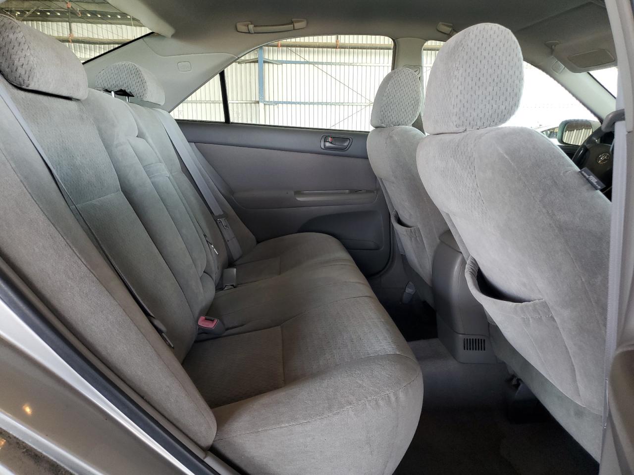 Toyota Camry Le Image 6