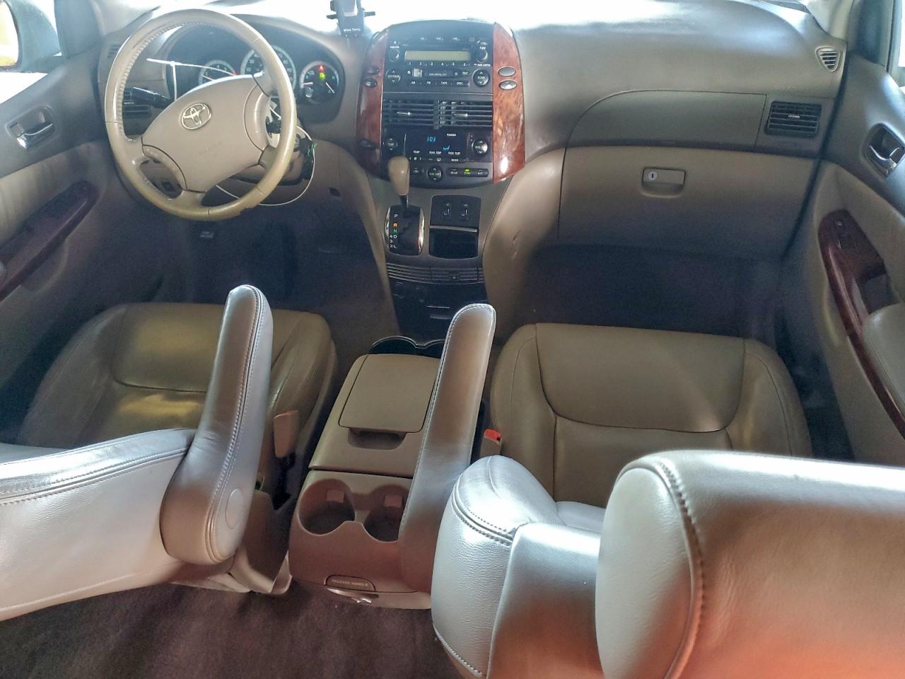 Toyota Sienna Xle Image 4