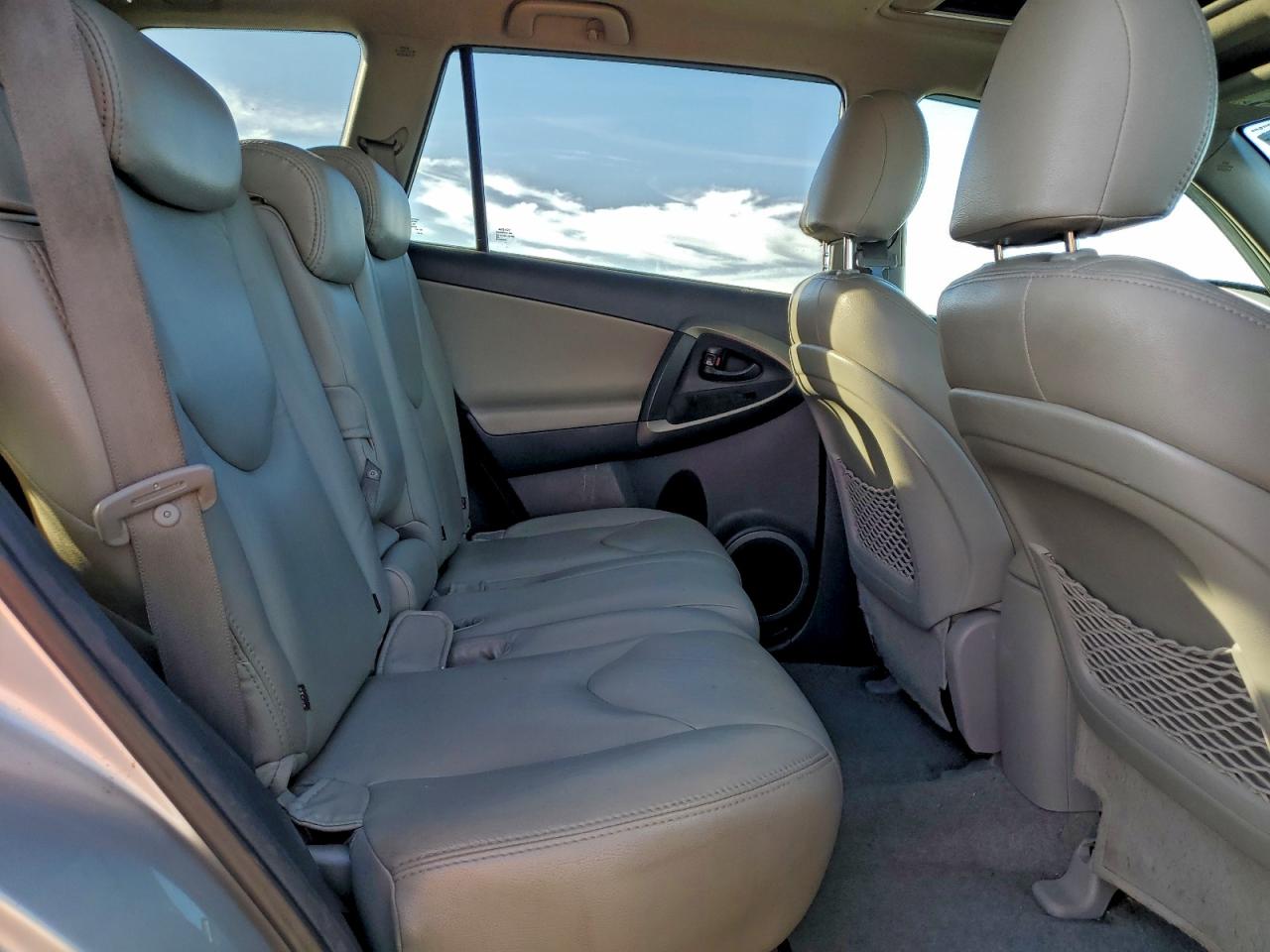 Toyota RAV4 Image 11