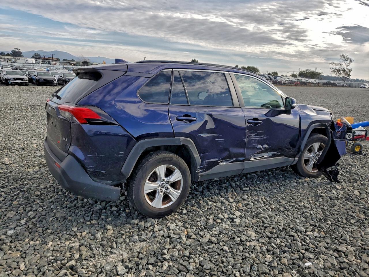 Toyota RAV4 Xle Image 3