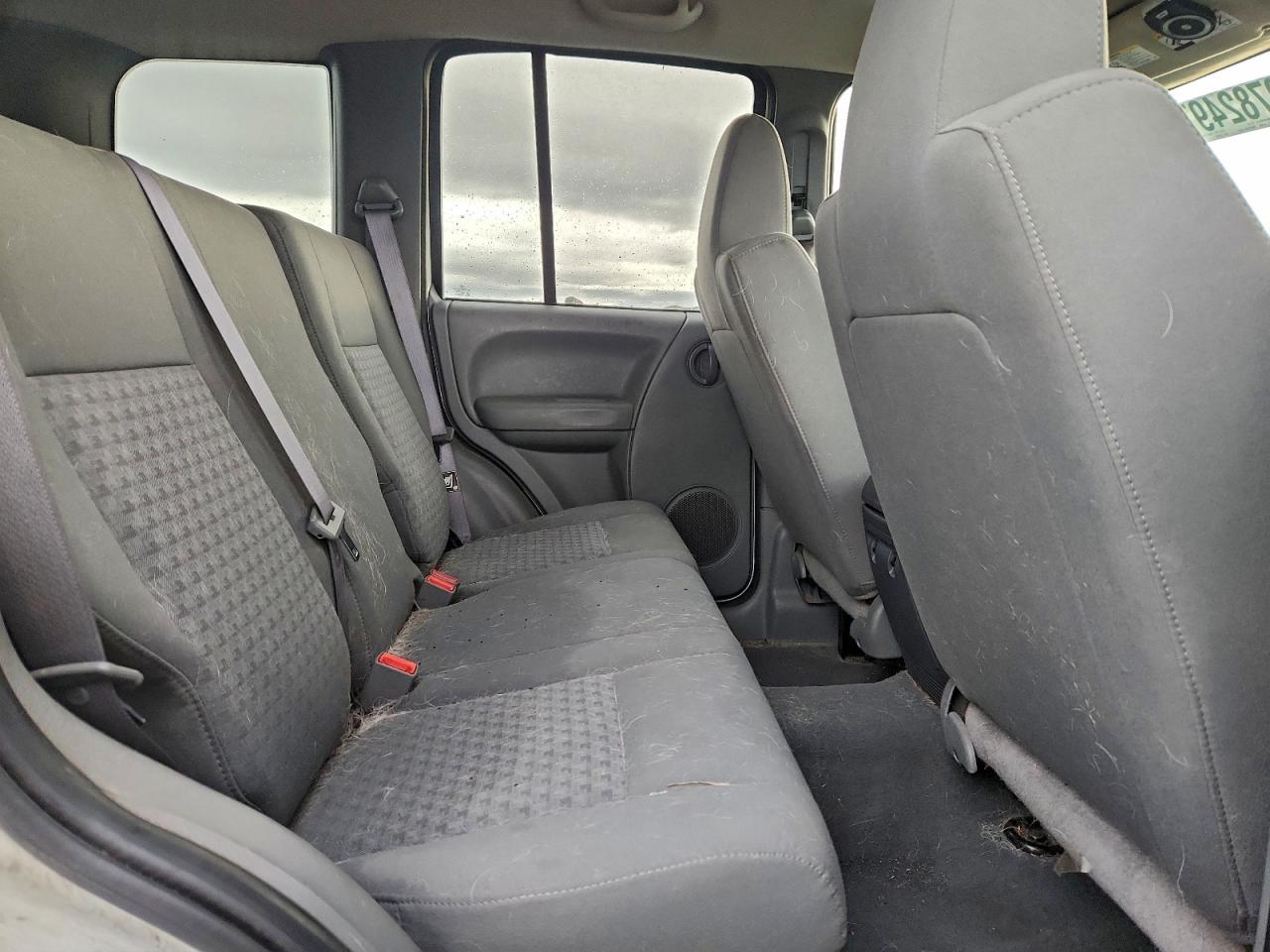 Jeep Liberty Sport Image 2