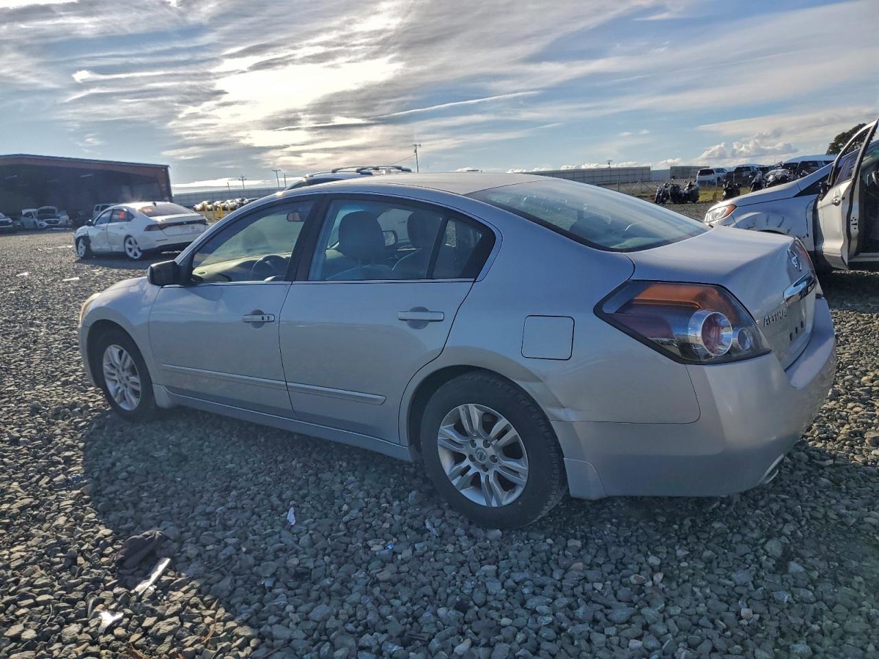 Nissan Altima Base Image 2