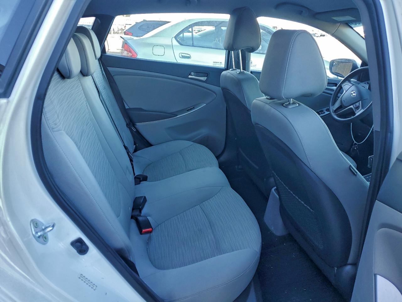 Hyundai ACCENT Se Image 8