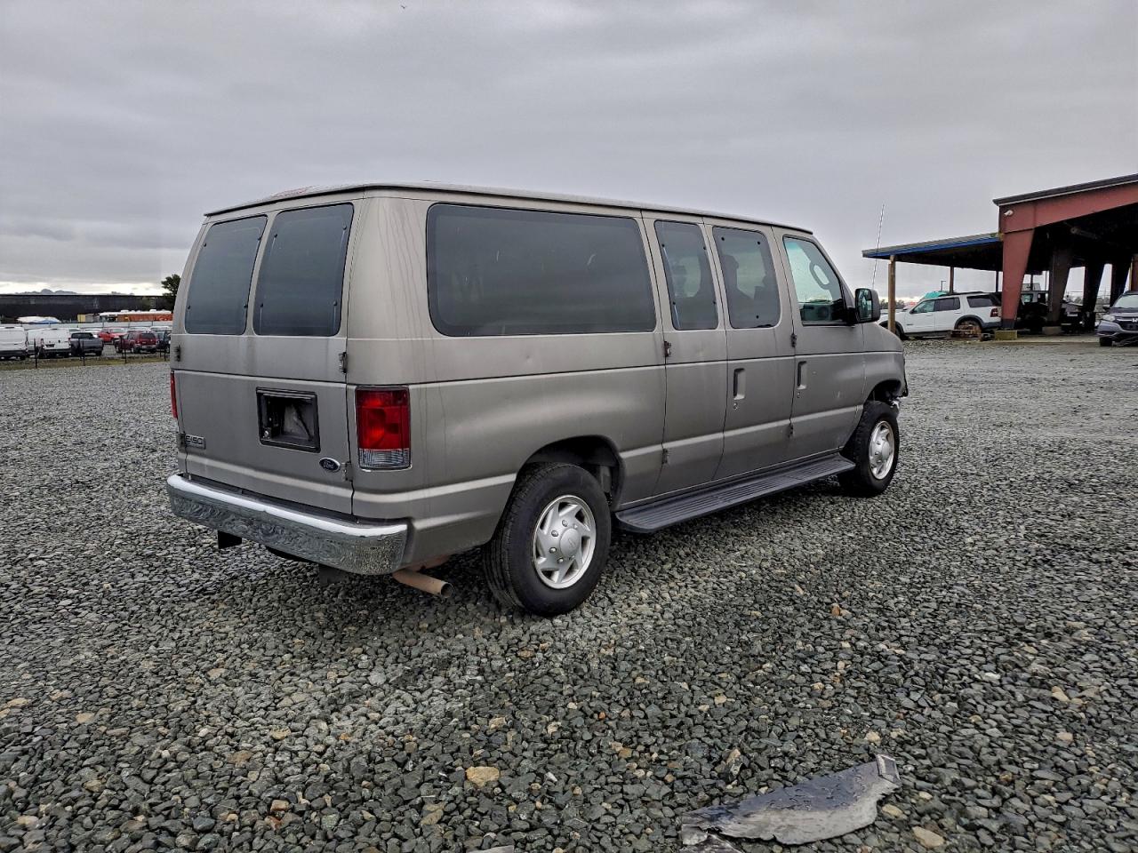 Ford Econoline E150 Wagon Image 3