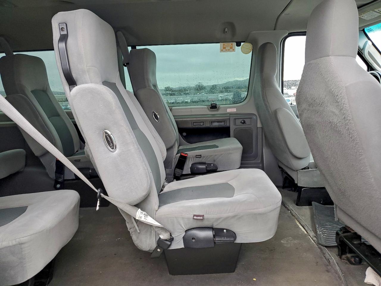 Ford Econoline E150 Wagon Image 12