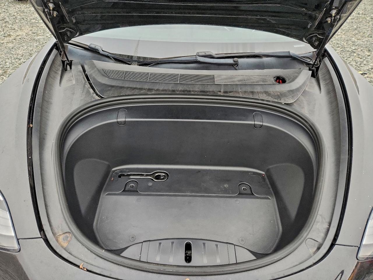 Tesla Model 3 Image 7