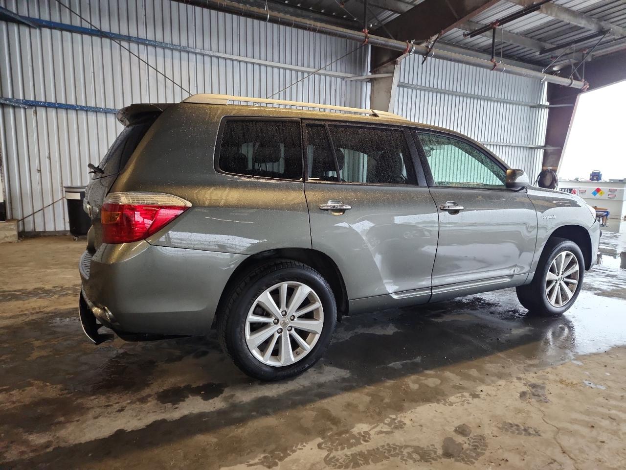 Toyota Highlander Hybrid Limited Image 3
