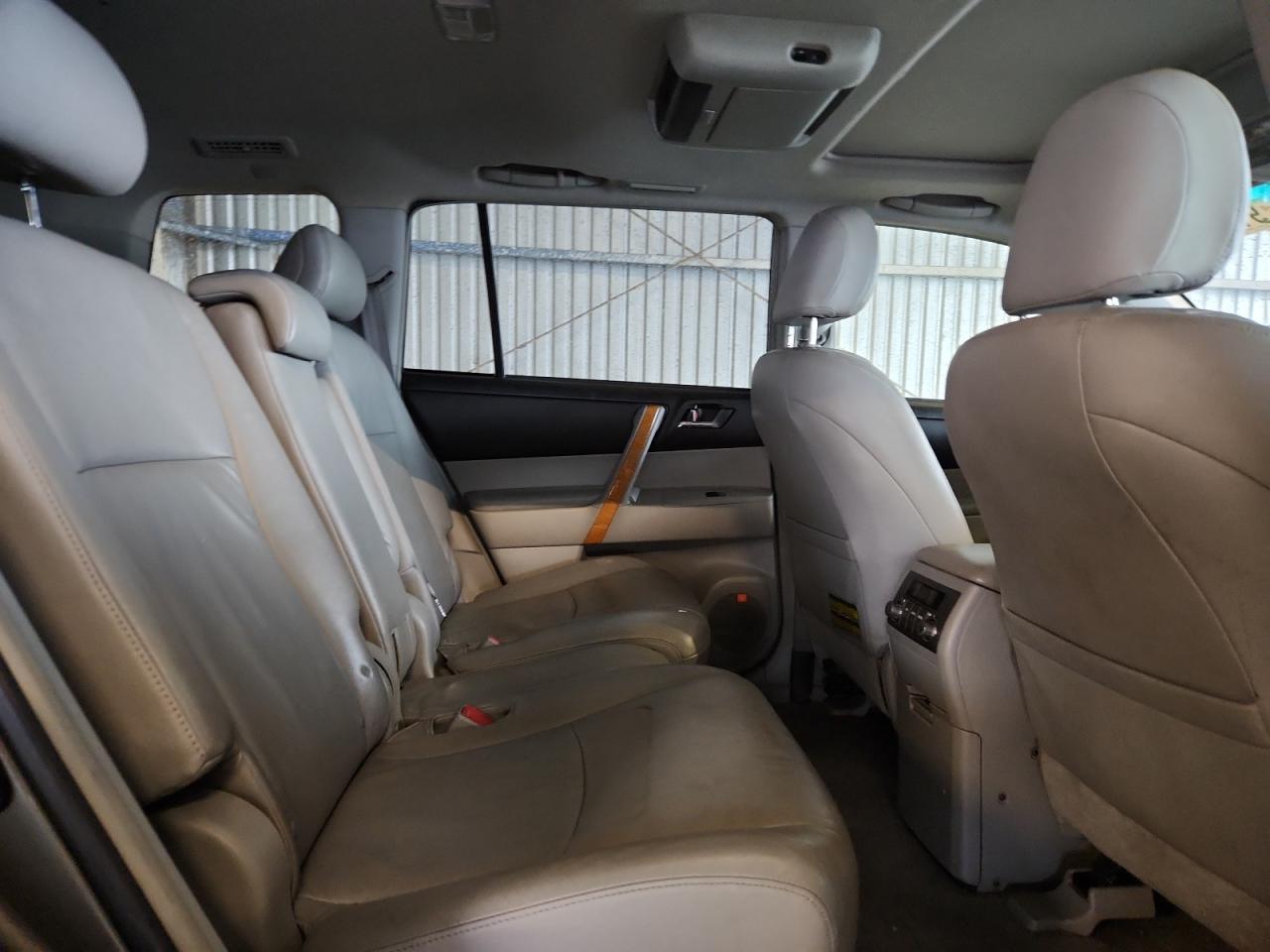 Toyota Highlander Hybrid Limited Image 12